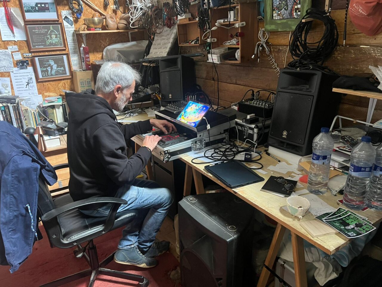 Juanjo Llopis, coautor de Face au mur, trabajando en su estudio de música electrónica