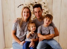 Familia de Jurek posando juntos en una foto familiar