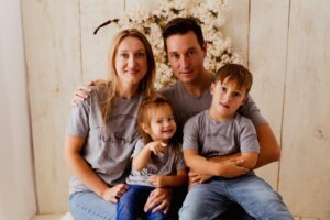 Familia de Jurek posando juntos en una foto familiar
