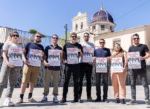 Grupo de personas sosteniendo carteles de La Gossa Sorda en Picassent