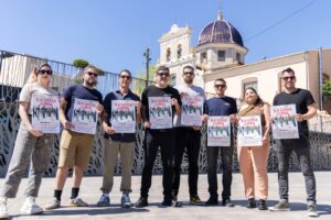 Grupo de personas sosteniendo carteles de La Gossa Sorda en Picassent