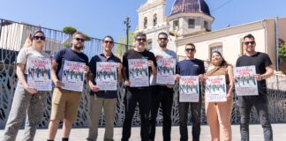 Grupo de personas sosteniendo carteles de La Gossa Sorda en Picassent