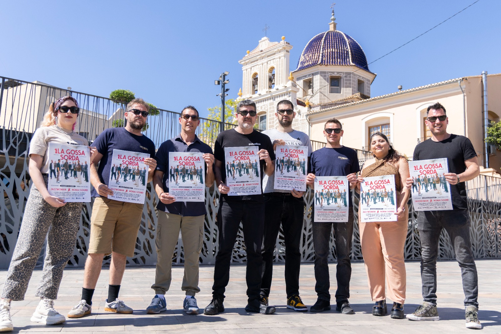 Grupo de personas sosteniendo carteles de La Gossa Sorda en Picassent
