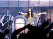 Laura Pausini en concierto con el público emocionado en el Roig Arena