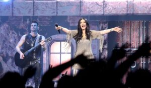 Laura Pausini en concierto con el público emocionado en el Roig Arena