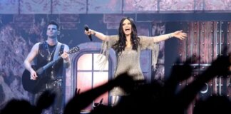 Laura Pausini conquista el Roig Arena ante más de 12.000 asistentes Laura Pausini en concierto con el público emocionado en el Roig Arena