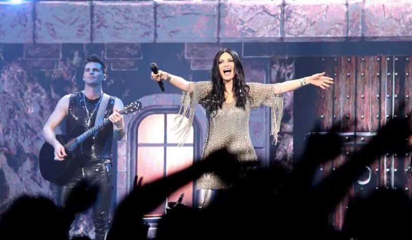 Laura Pausini en concierto con el público emocionado en el Roig Arena