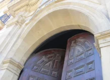 Libertad y sobreseimiento provisional para los dos hermanos detenidos por una presunta agresión sexual en Malilla Entrada del tribunal donde se dictó la libertad de los hermanos acusados