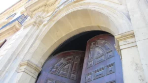 Entrada del tribunal donde se dictó la libertad de los hermanos acusados