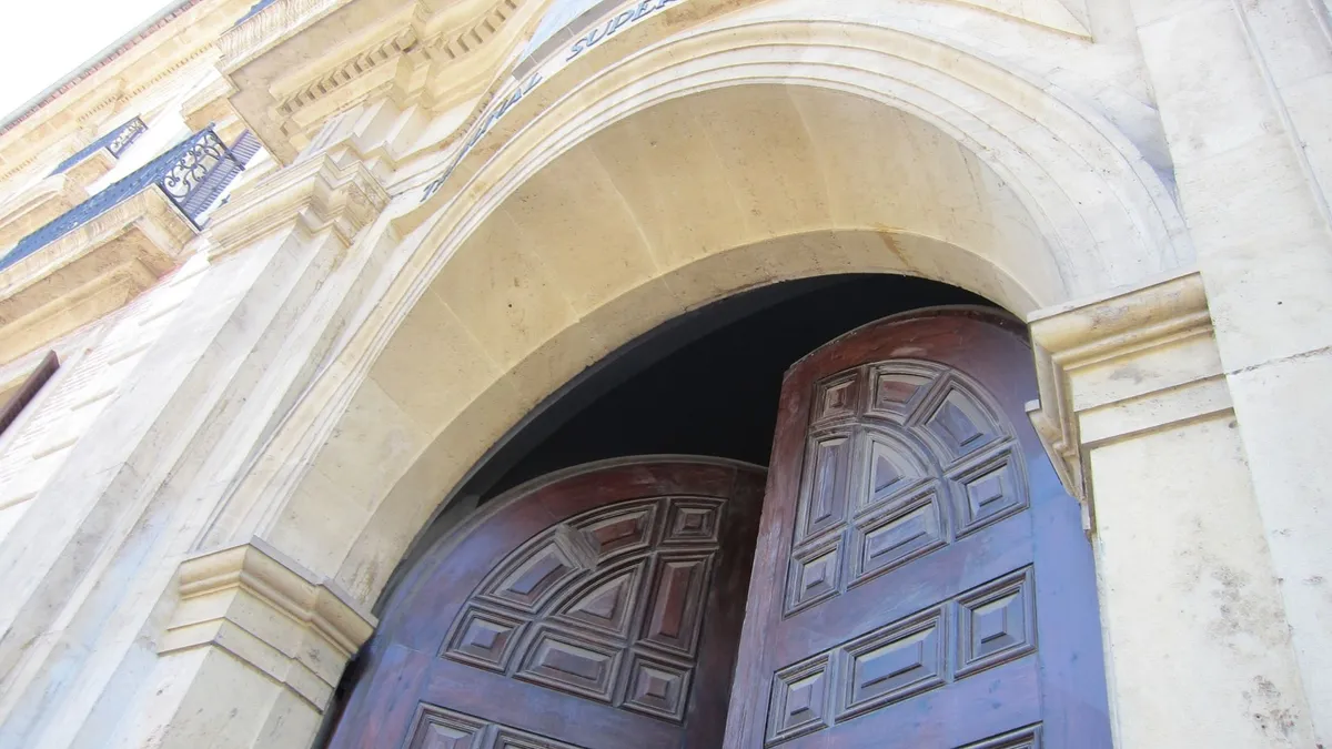 Entrada del tribunal donde se dictó la libertad de los hermanos acusados