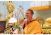 Guen Kelsang Lochani durante una clase de budismo en Valencia