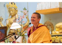 Guen Kelsang Lochani durante una clase de budismo en Valencia