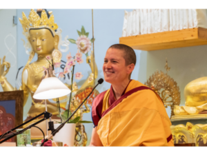 Guen Kelsang Lochani durante una clase de budismo en Valencia