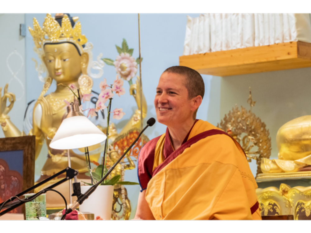 Guen Kelsang Lochani durante una clase de budismo en Valencia