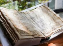 La Policía de la Generalitat recupera un manuscrito del siglo XVII desaparecido del Colegio del Arte Mayor de la Seda Manuscrito antiguo del siglo XVII abierto sobre una mesa