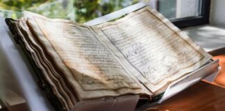 Manuscrito antiguo del siglo XVII abierto sobre una mesa