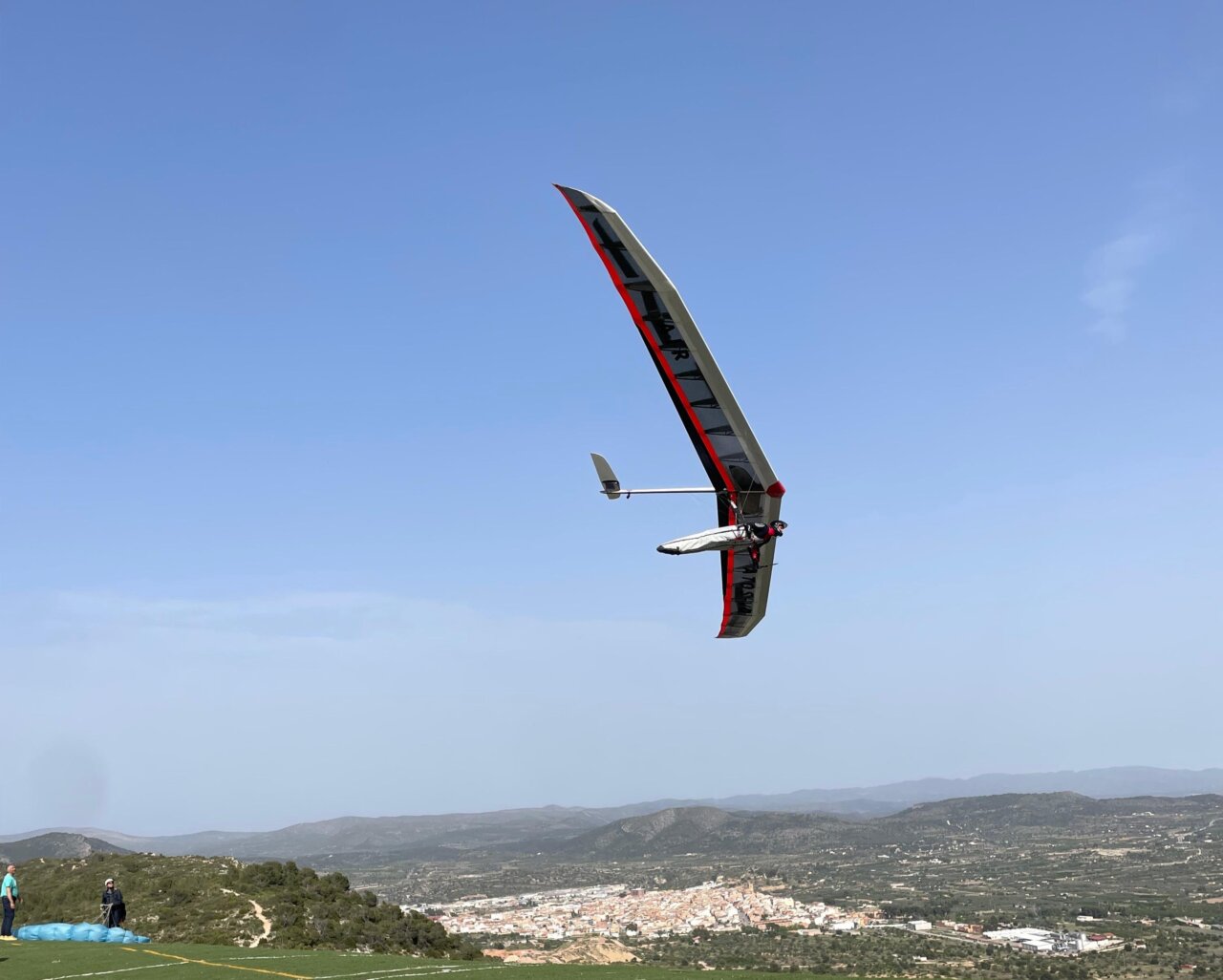 Marc Fort volando en ala delta sobre un paisaje montañoso