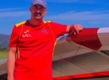 Marc Fort, deportista de ala delta, posando junto a su equipo en Italia.