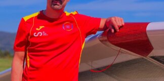 Marc Fort, deportista de ala delta, posando junto a su equipo en Italia.