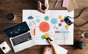 Mesa de trabajo con laptop, gráficos y notas sobre marketing digital