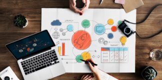 Mesa de trabajo con laptop, gráficos y notas sobre marketing digital