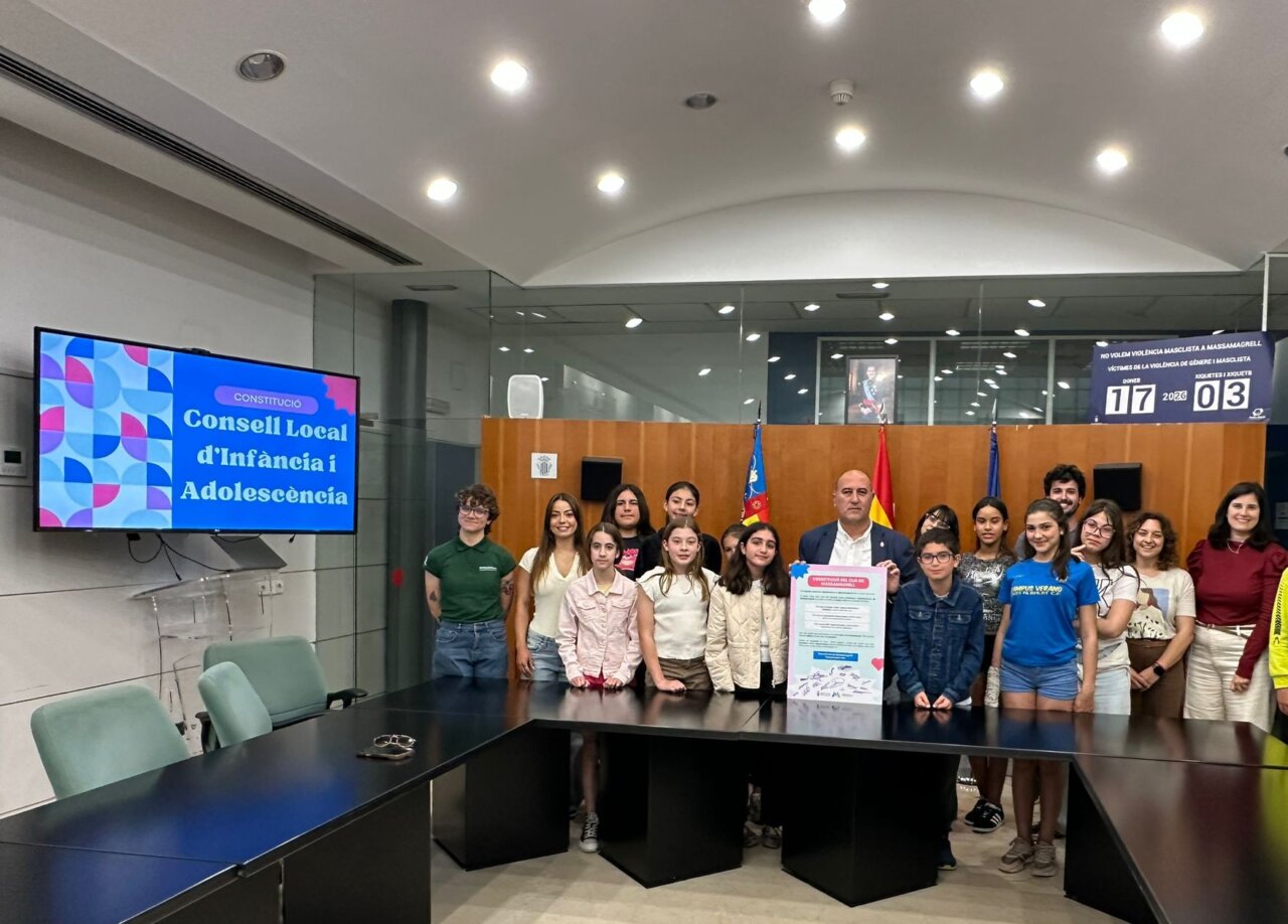 Grupo de jóvenes en la constitución del Consejo Local de Infancia y Adolescencia en Massamagrell