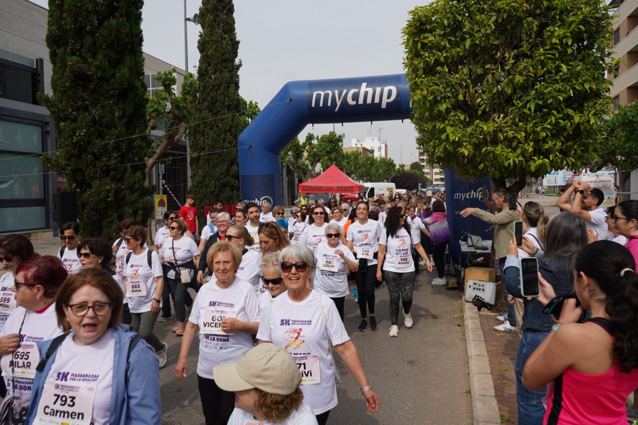 Participantes en la 5K por la Igualdad en Massanassa, disfrutando del evento