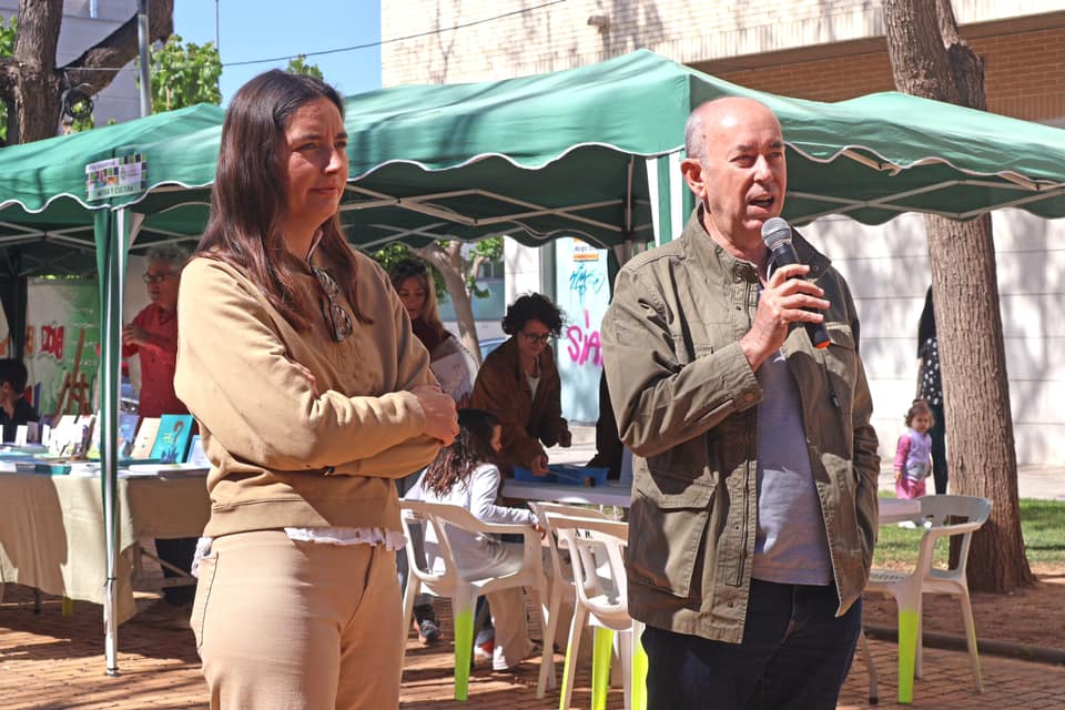 Dos personas hablando en la Feria Educativa de Massanassa