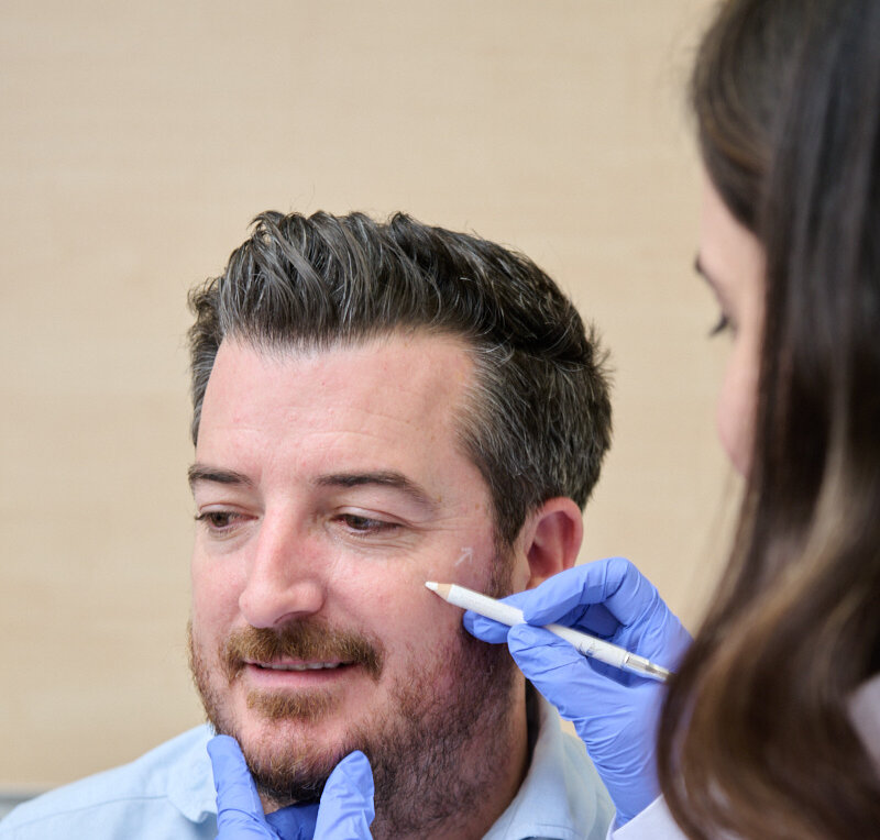 Hombre recibiendo tratamiento estético con botox en el rostro