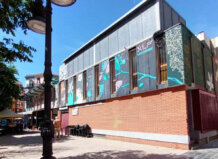 Vista exterior del mercado de Rojas Clemente en Valencia con murales