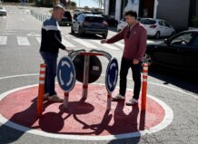 Nuevas actuaciones en el Camí Llari de Massamagrell refuerzan la seguridad vial para reducir la siniestralidad Dos hombres trabajando en una rotonda en Massamagrell