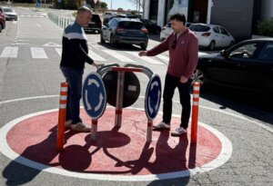 Dos hombres trabajando en una rotonda en Massamagrell