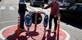 Dos hombres trabajando en una rotonda en Massamagrell