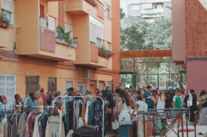 Multitud de personas en un mercado de pulgas en Valencia