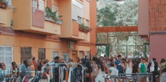 Multitud de personas en un mercado de pulgas en Valencia