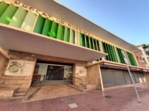 Fachada del Mercado de Russafa en Valencia con elementos verdes