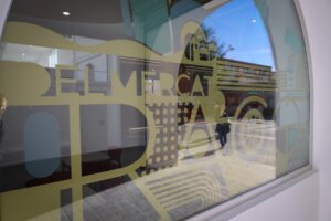 Ventana del Mercado de Sant Gregori en Torrent con diseño moderno