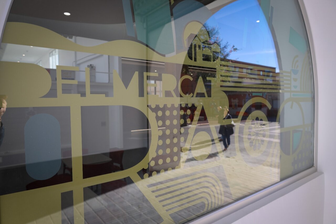 Ventana del Mercado de Sant Gregori en Torrent con diseño moderno