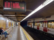 Estación de metro en Valencia con tren y pantalla de horarios