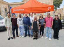 Miguel Bernet con miembros de Ciudadanos en Foios