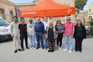 Miguel Bernet con miembros de Ciudadanos en Foios