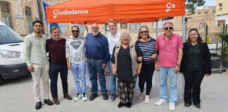Miguel Bernet con miembros de Ciudadanos en Foios
