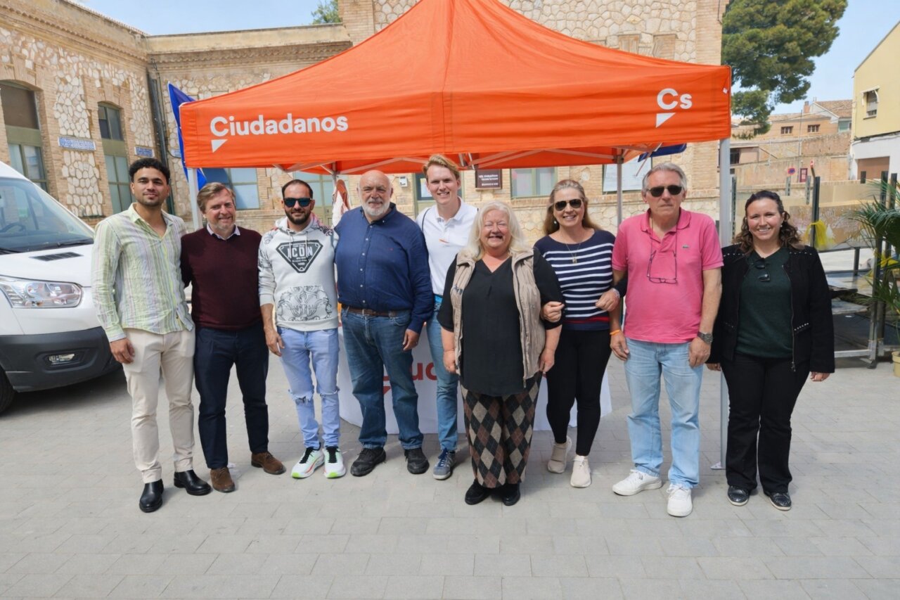 Miguel Bernet con miembros de Ciudadanos en Foios