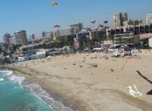 Vista del evento Milotxes al Vent en la Pobla de Farnals con cometas volando