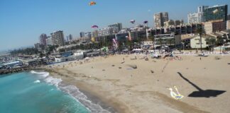 Vista del evento Milotxes al Vent en la Pobla de Farnals con cometas volando