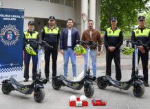 Policías locales de Mislata junto a patinetes eléctricos nuevos