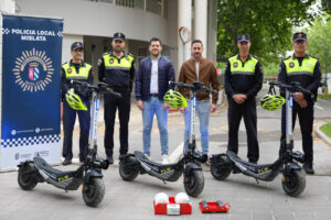 Policías locales de Mislata junto a patinetes eléctricos nuevos