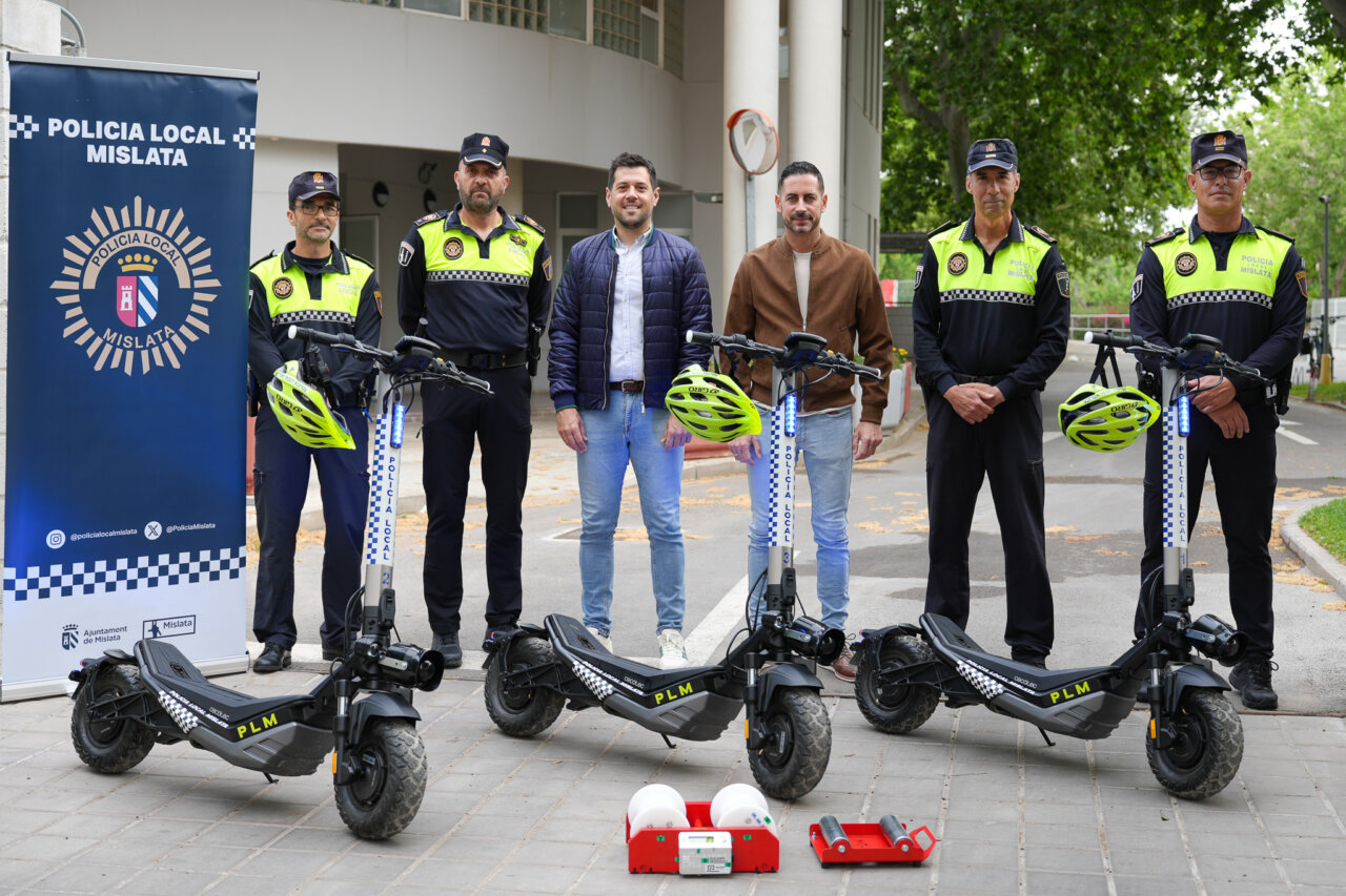 Policías locales de Mislata junto a patinetes eléctricos nuevos