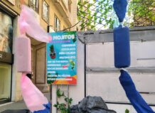 Puestos de mojitos en las Fallas de Valencia con cartel colorido