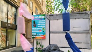 Puestos de mojitos en las Fallas de Valencia con cartel colorido